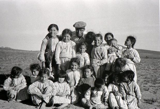 Kızılçullu Köy Enstitüsü öğrencileri yerel kıyafetlerle görülüyor.  1940'lar. | Antika resimler, Tarih, Fotoğraf